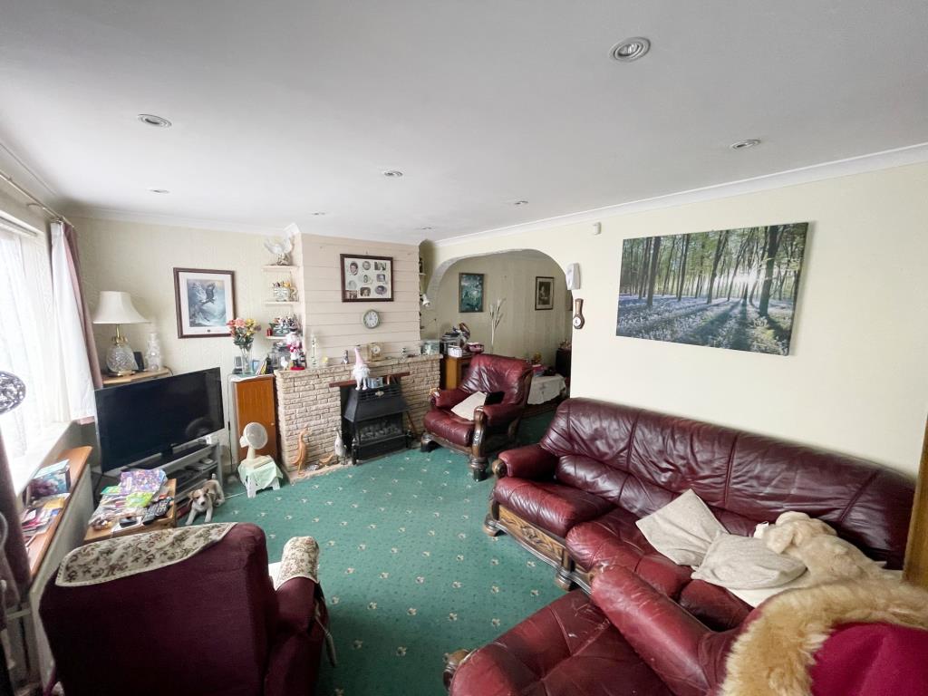 Lot: 45 - TWO-BEDROOM END-TERRACE HOUSE - Living room with archway through to dining area